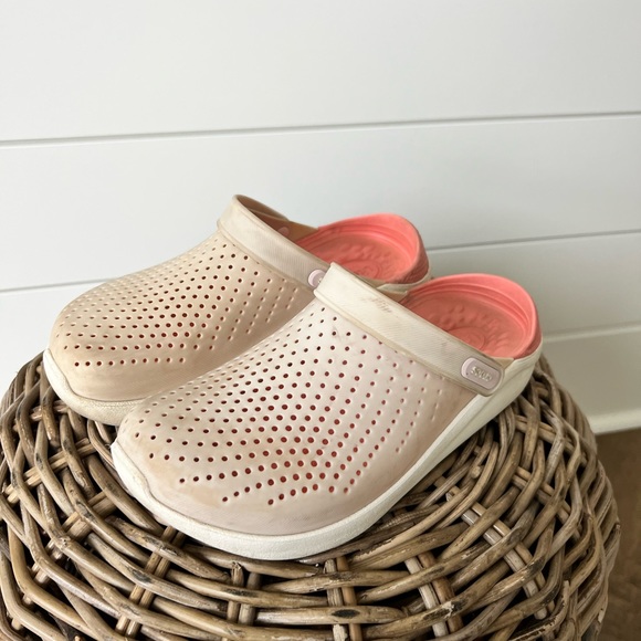 CROCS. Light pink, literide crocs. - Picture 3 of 3